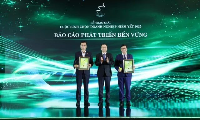 Hai doanh nghiệp đạt giải nhất Báo cáo phát triển bền vững (Ảnh: Lê Toàn)