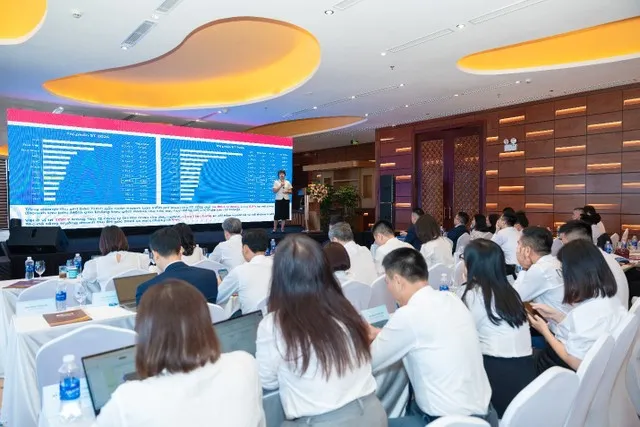 Bà Bùi Thị Thanh Xuân, Phó tổng giám đốc trình bày báo cáo hoạt động kinh doanh 6 tháng đầu năm 2025