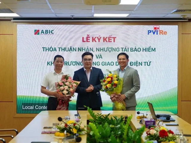 Ông Ngô Việt Trung – Cục trưởng Cục QLGSBH tặng hoa chúc mừng thành công của sự kiện. (Ảnh từ trái sang: Ông Nguyễn Tiến Hải – Tổng giám đốc ABIC, Ông Ngô Việt Trung – Cục trưởng Cục QLGSBH, Ông Trịnh Anh Tuấn – Tổng giám đốc PVI Re).