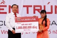 Tổng giám đốc Tiết Văn Thành trao thưởng cho khách hàng trúng thưởng là bà Kiên Thị Thanh gửi tiền tại Agribank Chi nhánh Trà Vinh.