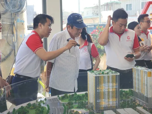 Môi giới dự án Bcons giới thiệu sản phẩm cho khách hàng. Việt Dũng.