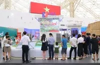 Không gian trưng bày MIK Group thu hút đông đảo khách hàng tới tham quan, trải nghiệm ngay sau Lễ khai mạc