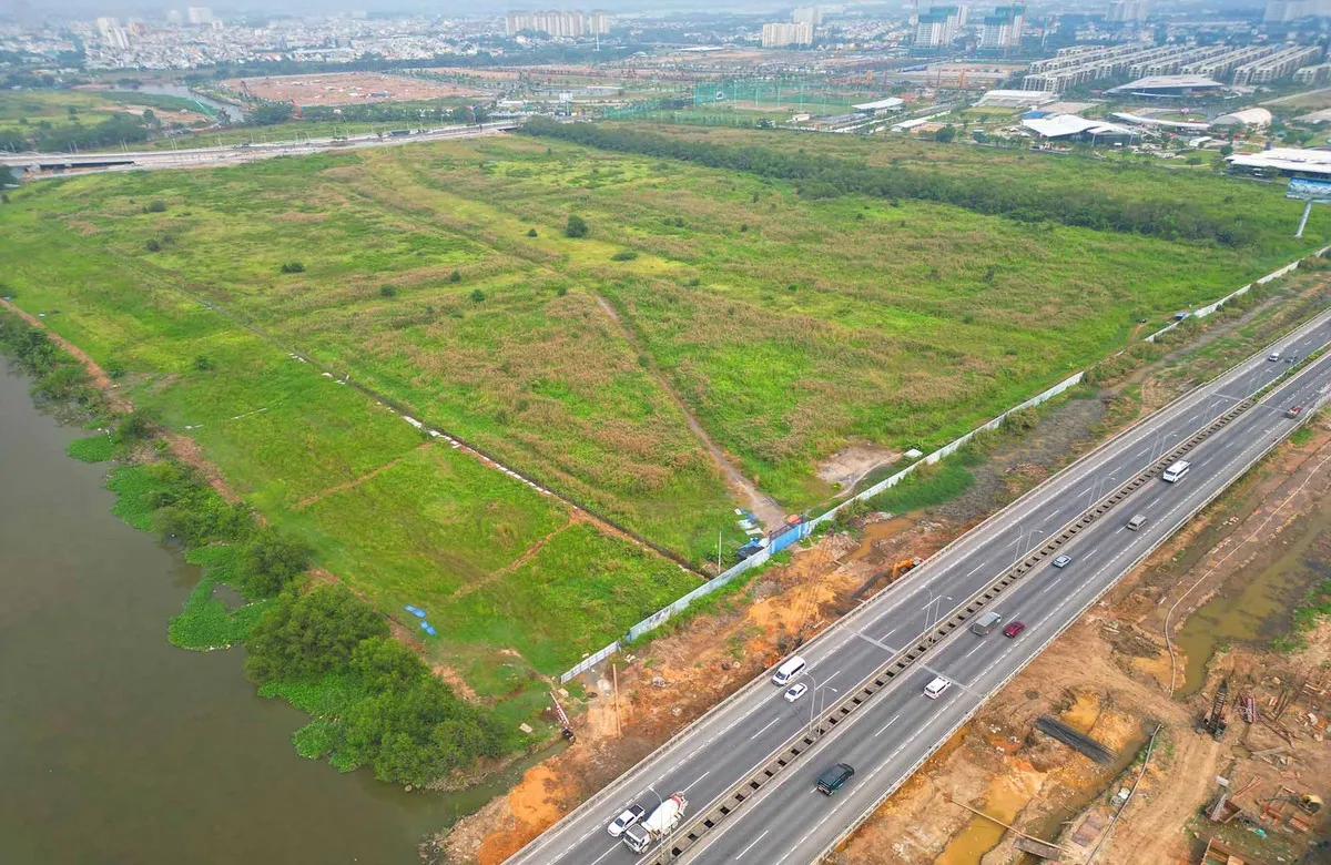 Hiện trạng một góc dự án, được ghi nhận chiều ngày 14/1. Về quy mô đầu tư, Khu liên hợp thể dục thể thao quốc gia Rạch Chiếc được tổ chức thành nhiều khu chức năng
