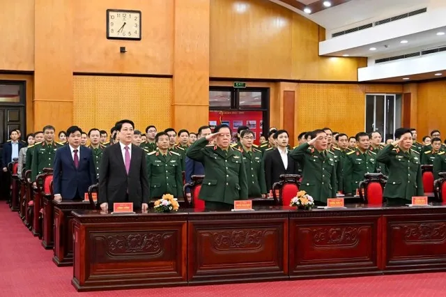 Chủ tịch nước Lương Cường; Đại tướng Nguyễn Trọng Nghĩa, Ủy viên Bộ Chính trị, Bí thư Trung ương Đảng, Chủ nhiệm Tổng cục Chính trị Quân đội nhân dân Việt Nam dự lễ chào cờ khai mạc ngày bầu cử tại Khu vực bỏ phiếu số 26, phường Hoàn Kiếm, thành phố Hà Nội - Ảnh: VGP