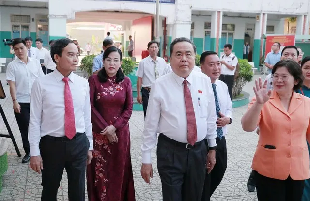Chủ tịch Quốc hội Trần Thanh Mẫn và Bí thư Thành ủy TP.HCM Trần Lưu Quang đến dự lễ khai mạc ngày bầu cử đại biểu Quốc hội khóa XVI và đại biểu HĐND các cấp nhiệm kỳ 2026 - 2031 tại Khu vực bỏ phiếu số 14. Ảnh: Trọng Tín.