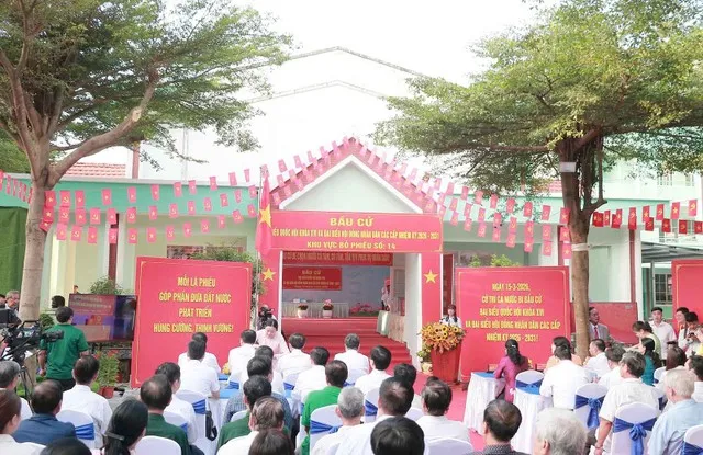 Từ sáng sớm đã có hàng trăm cử tri đến dự lễ khai mạc và bỏ phiếu bầu đại biểu Quốc hội khóa XVI và đại biểu HĐND các cấp nhiệm kỳ 2026 - 2031. Ảnh: Trọng Tín.