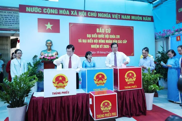 Nguyên Chủ tịch nước Trương Tấn Sang và ông Lê Quốc Phong, Uỷ viên Trung ương Đảng, Phó Bí thư Thường trực Thành uỷ TP.HCM thực hiện bỏ phiếu tại phường Tân Định