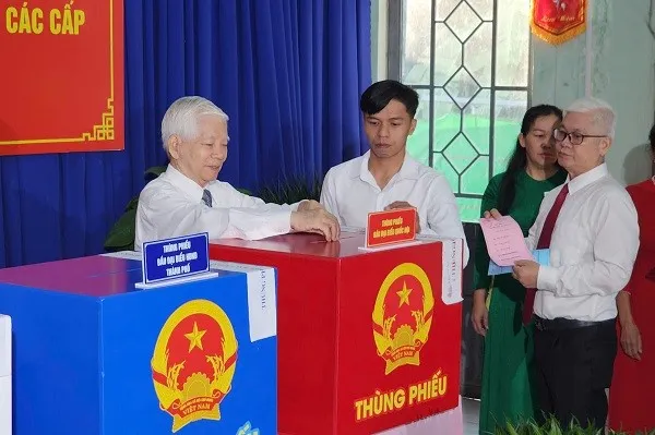 Nguyên Chủ tịch nước Nguyễn Minh Triết thực hiện bỏ phiếu.