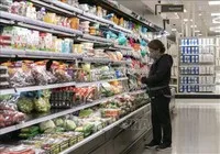 Người tiêu dùng mua sắm tại siêu thị ở California, Mỹ. Ảnh: THX/TTXVN
