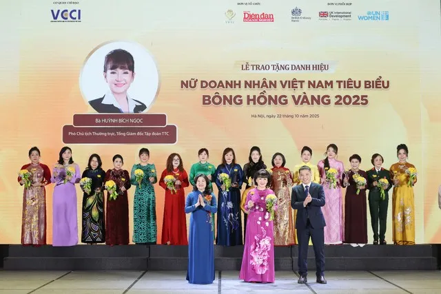 Bà Nguyễn Thị Hà - Thứ trưởng Bộ Nội vụ và ông Đậu Anh Tuấn - Phó Tổng thư ký Liên đoàn Thương mại và Công nghiệp Việt Nam trao tặng danh hiệu “Nữ Doanh nhân Việt Nam tiêu biểu - Bông hồng vàng” năm 2025 đến bà Huỳnh Bích Ngọc - Phó chủ tịch thường trực, Tổng giám đốc Tập đoàn TTC.