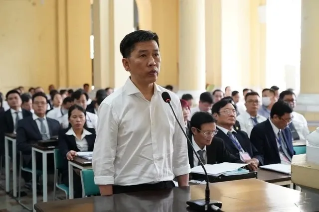 Bị cáo Võ Tấn Hoàng Văn, cựu Tổng giám đốc Ngân hàng SCB thừa nhận việc nhiều lần đưa tiền cho bà Nhàn.
