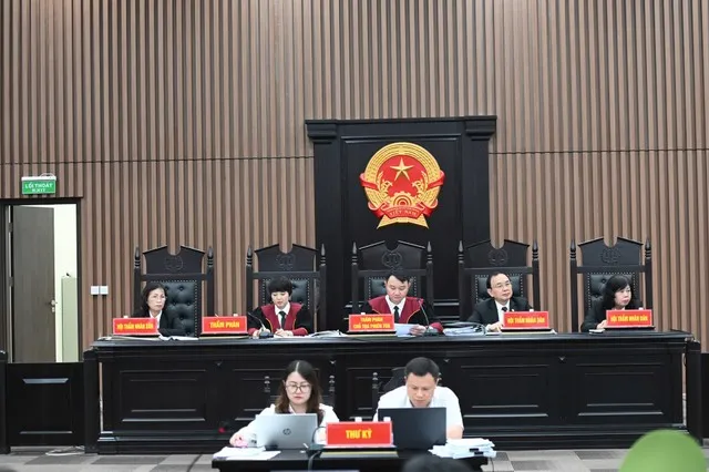Hội đồng xét xử sơ thẩm vụ án xảy ra tại Tập đoàn Phúc Sơn và các đơn vị, địa phương liên quan.