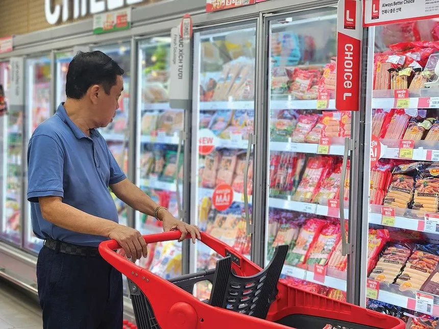 Người tiêu dùng thận trọng chi tiêu, ưu tiên giá trị. Trong khi đó, các thương hiệu bán lẻ cũng không còn mở rộng bằng mọi giá, mà chuyển sang chiến lược chọn điểm đặt cửa hàng kỹ lưỡng hơn 