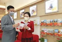 Bán bảo hiểm qua ngân hàng mang lại nguồn doanh thu lớn cho các doanh nghiệp nhân thọ. Ảnh: Lê Toàn