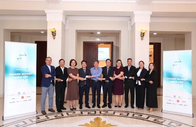 Các thành viên Ban tổ chức và Hội đồng Bình chọn chụp ảnh lưu niệm. Ảnh: Lê Toàn