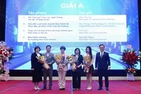 Nhà báo Kim Lan, Báo Đầu tư (thứ 2 từ phải qua) nhận giải A từ Ban tổ chức. Ảnh: Dũng Minh