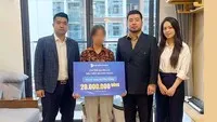 Đại diện Bảo hiểm VietinBank trao quyền lợi bảo hiểm cho khách hàng.