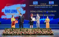 Bà Lê Thanh Hằng, Phó Tổng Giám đốc Tổng CTCP Bảo hiểm Bảo Long vinh dự nhận giải thưởng “Top 10 Thương hiệu Hàng đầu Việt Nam 2021”