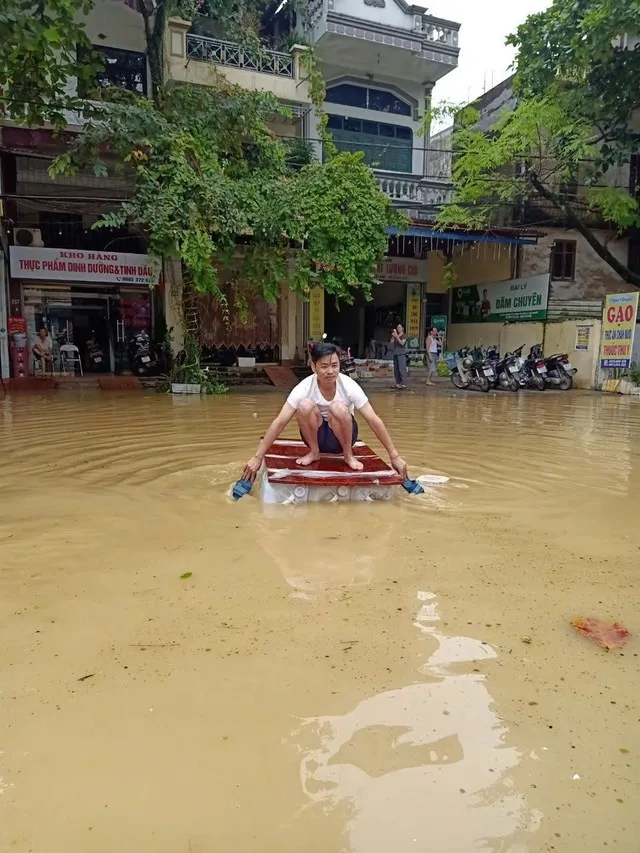 Cán bộ Giám định BSH dùng “xuồng tự chế” để giám định tổn thất cho khách hàng mua bảo hiểm xe ô tô tại thành phố Thái Nguyên