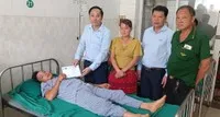 Đại diện VNI thăm hỏi, động viên và trao quà hỗ trợ cho nạn nhân bị thương trong vụ sạt lở đất đá tại thôn Tả Mò, xã Yên Định, huyện Bắc Mê, tỉnh Hà Giang