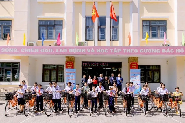 Hanwha Life Việt Nam trao tặng xe đạp cho các em học sinh, trong dự án “Trao bảo vệ, trọn an tâm” năm 2024.