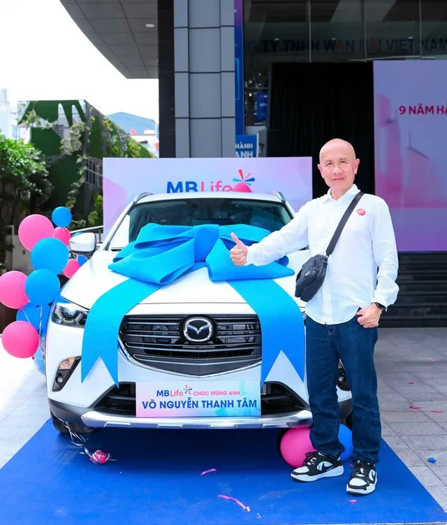 Khách hàng Võ Nguyễn Thanh Tâm - khách hàng thuộc chi nhánh Quận 5 - TP. Hồ Chí Minh cùng giải thưởng ô tô Madza CX3.