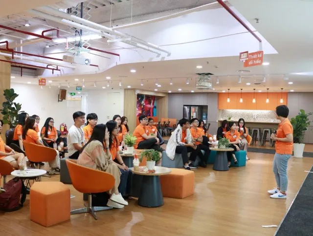 Mỗi nhân viên của FWD luôn được tôn trọng, lắng nghe và khuyến khích văn hóa học tập chủ động nhằm phát triển năng lực, kỹ năng và chuyên môn.