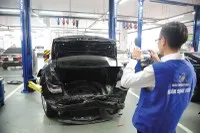 Nhiều doanh nghiệp phi nhân thọ bắt đầu “ngấm” Covid. Ảnh: Dũng Minh