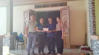 Đại diện bảo hiểm PTI trao tiền tạm ứng bồi thường cho khách hàng
