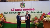 Đại diện BHTG Việt Nam trao Chứng nhận tham gia BHTG cho Quỹ tín dụng nhân dân Tân Cương (TP. Thái Nguyên, tỉnh Thái Nguyên)