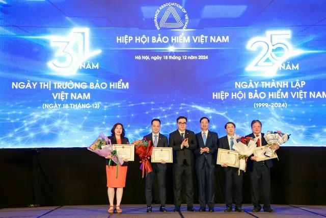 Lãnh đạo Cục Quản lý giám sát bảo hiểm (Bộ Tài chính) và Hiệp hội bảo hiểm Việt Nam trao bằng khen cho đại diện các doanh nghiệp có thành tích hoạt động xuất sắc