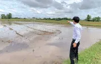 Một nhân viên môi giới đang giới thiệu “đất sào” với khách.