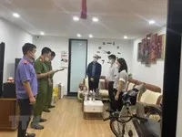 Cơ quan Công an thi hành quyết định khởi tố bị can và lệnh bắt bị can để tạm giam đối với Nguyễn Tấn Hoàng. (Ảnh: Thái Hùng/TTXVN).