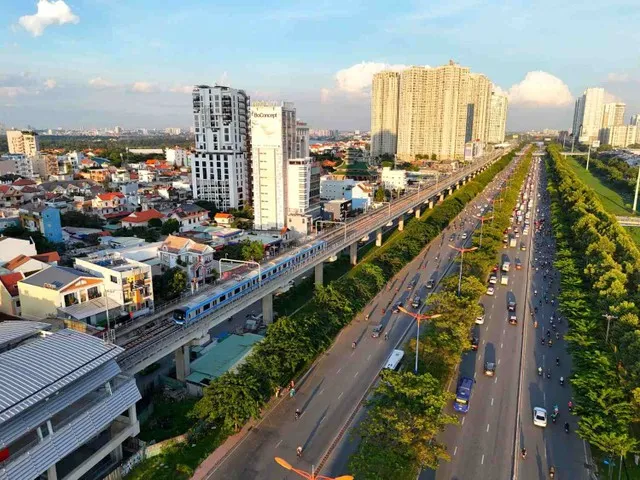 Tuyến Metro số 1 chạy dọc theo Xa lộ Hà Nội, đi qua trung tâm TP. Thủ Đức – biểu tượng cho sự bứt phá về hạ tầng giao thông và diện mạo đô thị hiện đại của khu Đông TP. HCM. Ảnh: Báo Lao động