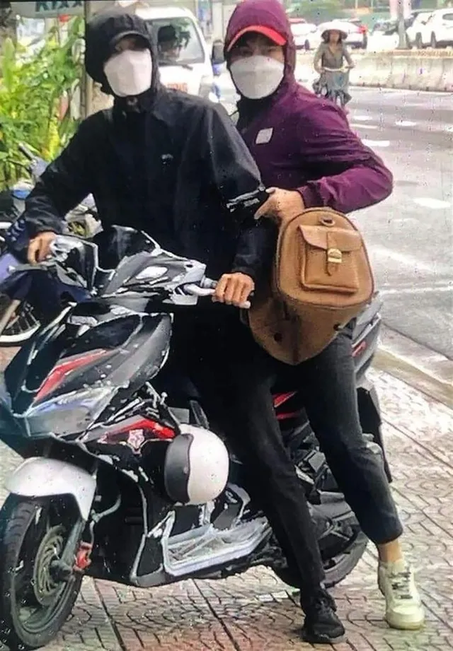 Hai đối tượng (Trí cầm súng, ngồi sau) tiếp cận Chi nhánh ngân hàng BIDV để cướp tài sản