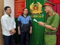 Các bị can Hồ Việt Tân, Bùi Huỳnh Bá Phước nghe đọc lệnh khởi tố (Ảnh: BCA)