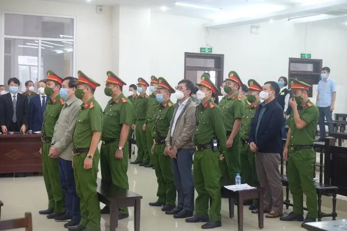 Các bị cáo tại tòa. 