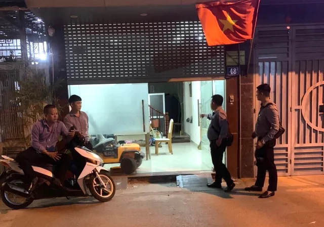 Nhóm đối tượng kéo đến nhà, gây xáo trộn cuộc sống gia đình con nợ (Ảnh: CAHN cung cấp)