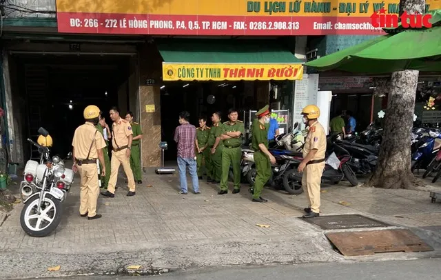 Lực lượng chức năng kiểm tra trụ sở, chi nhánh hãng xe Thành Bưởi sau vụ tai nạn nghiêm trọng.