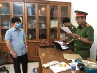 Đại diện Cơ quan công an tỉnh Cà Mau đọc lệnh bắt tạm giam ông Đặng Hải Đăng, Giám đốc Trung tâm Kiểm soát bệnh tật (CDC) Cà Mau. (Nguồn: cand.com.vn).