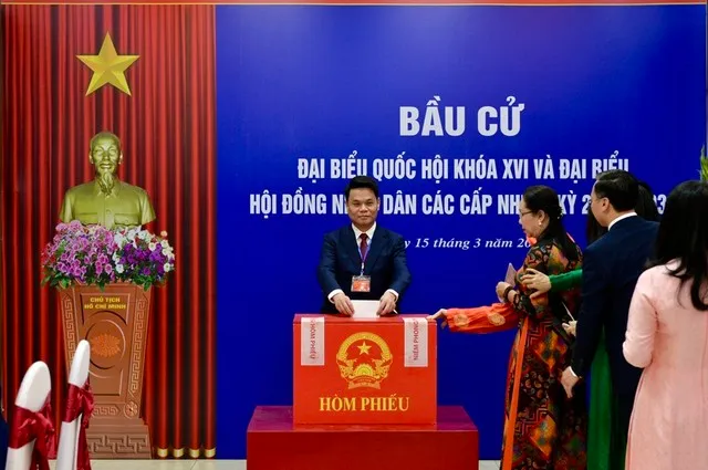 Ông Lê Ngọc Châu, Chủ tịch UBND TP. Hải Phòng đã dự Lễ khai mạc Bầu cử và bỏ phiếu tại khu vực bỏ phiếu số 8 (Trung tâm Chính trị phường Hải An).