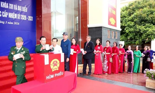 Các cử tri bỏ phiếu tại khu vực bỏ phiếu số 9, xã Vĩnh Bảo.