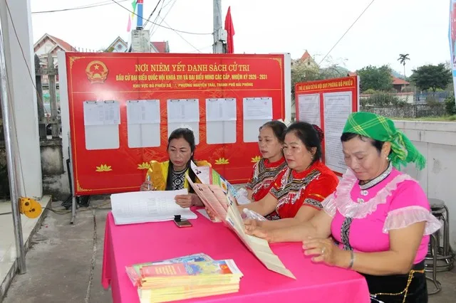 Cử tri đồng bào dân tộc Sán Dìu (phường Nguyễn Trãi) đọc tiểu sử các ứng cử viên đại biểu Quốc hội và HĐND các cấp trước khi bỏ phiếu bầu cử. Cử tri đánh giá các ứng cử viên có năng lực, trình độ chuyên môn cao, đáp ứng được sự phát triển của đất nước trong tình hình mới.