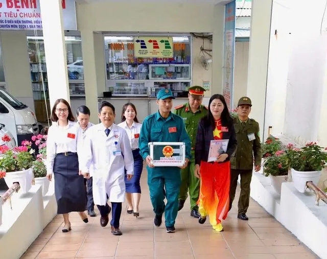 Tổ bầu cử số 6 đã mang hòm phiếu lưu động đến từng khoa, phòng trong Bệnh viện Đa khoa tỉnh Quảng Ninh.