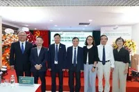 Ông Hoàng Tuyên (thứ ba từ trái sang) chuyển giao ghế Chủ tịch TNH cho bà Thuỳ Giang (thứ ba từ phải sang).