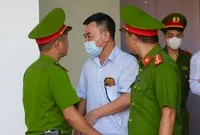 Cựu Phó giám đốc Công an TP.Hà Nội được dẫn giải tới tòa.