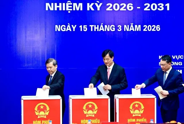 Ủy viên Bộ Chính trị, Bí thư Thành ủy Hà Nội Nguyễn Duy Ngọc (giữa) thực hiện bỏ phiếu.