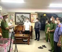 Lực lượng chức năng công bố lệnh bắt Chủ tịch Ủy ban Nhân dân phường Tam Phước Võ Cao Cường. (Ảnh: TTXVN phát).