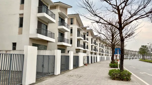Tại một dự án ở phường Dương Nội, quận Hà Đông, một căn biệt thự có diện tích 162 m2 đang được chào bán với giá 33 tỷ đồng, tương ứng 203 triệu đồng/m2. Theo ghi nhận của phóng viên, dãy biệt thự nằm ngoài mặt đường lớn hầu như không có người ở. Trong khi đó, khu biệt thự phía bên trong lại có hoạt động kinh doanh, cho thuê khá sôi động.