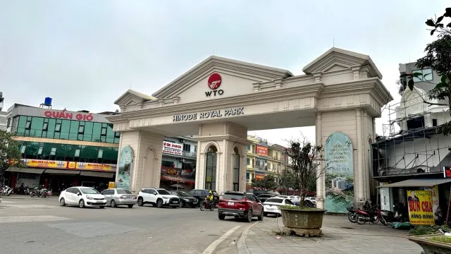 Trước cổng một khu đô thị tại xã Di Trạch, huyện Hoài Đức, các hàng quán kinh doanh tương đối nhộn nhịp.